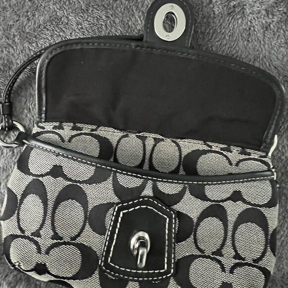 coach wristlet - Picture 4 of 7